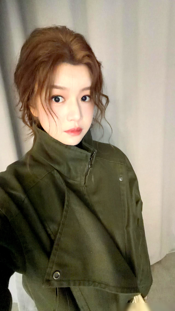 陈妍希晒了张私下聚会照，杨颖、欧阳娣娣全在里头，素颜淡妆，穿得跟下楼扔垃圾似的随意。原相机直接拍，没