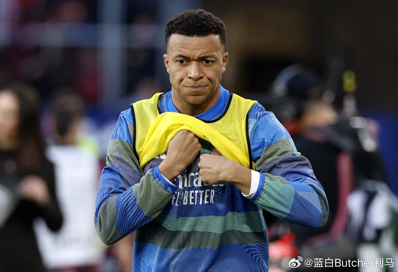 皇马欧冠危机加剧：姆巴佩、卡雷拉斯双双伤退，安切洛蒂迎人员短缺考验