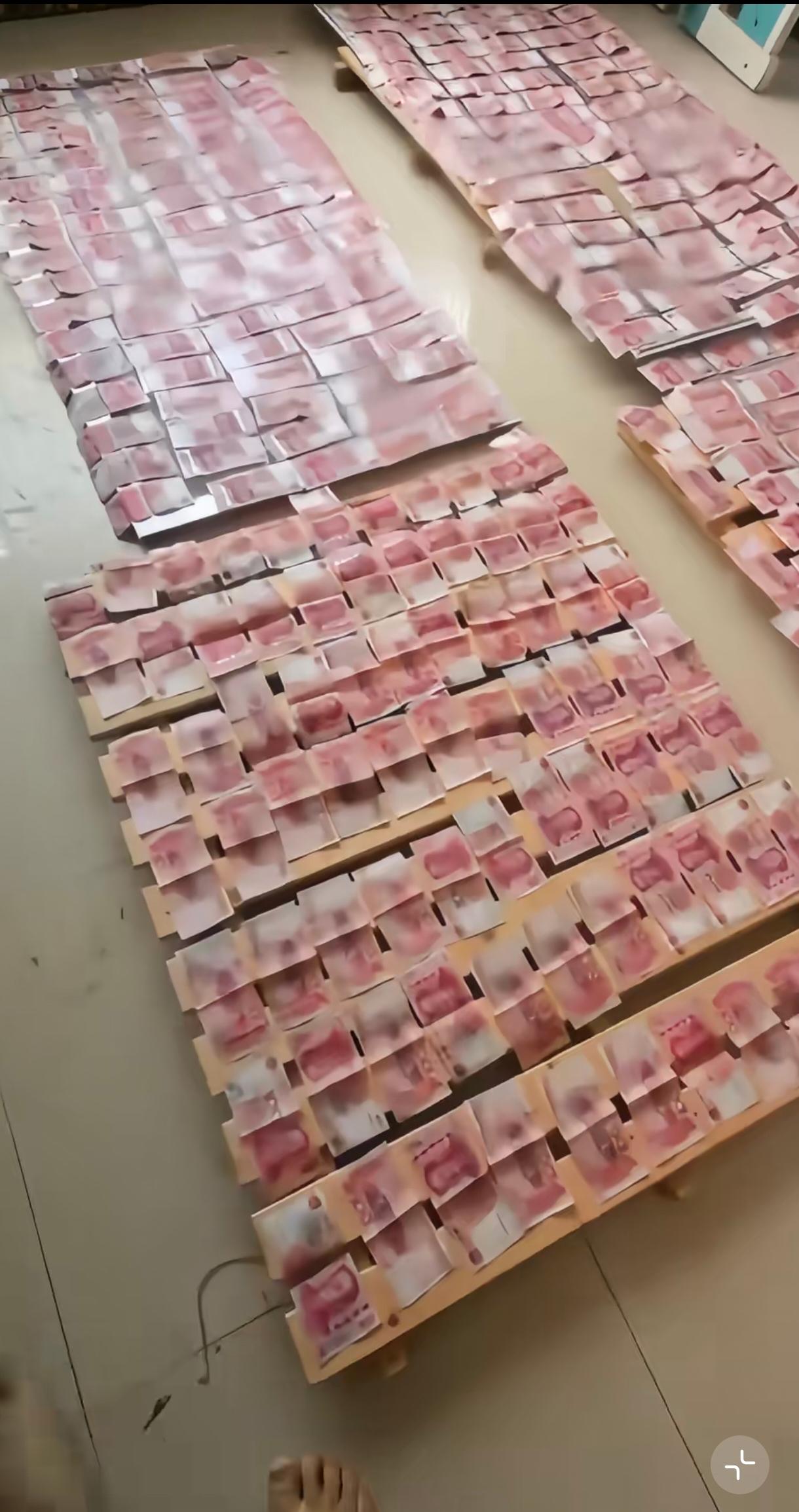广西因台风造成洪灾，老人存放的现金还好没被冲跑，找不到，老人要吃不下睡不着。晒出