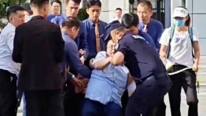 当年举牌万科的"野蛮人"姚振华，如今累计被执行近500亿，千亿身家变成两千亿负债
