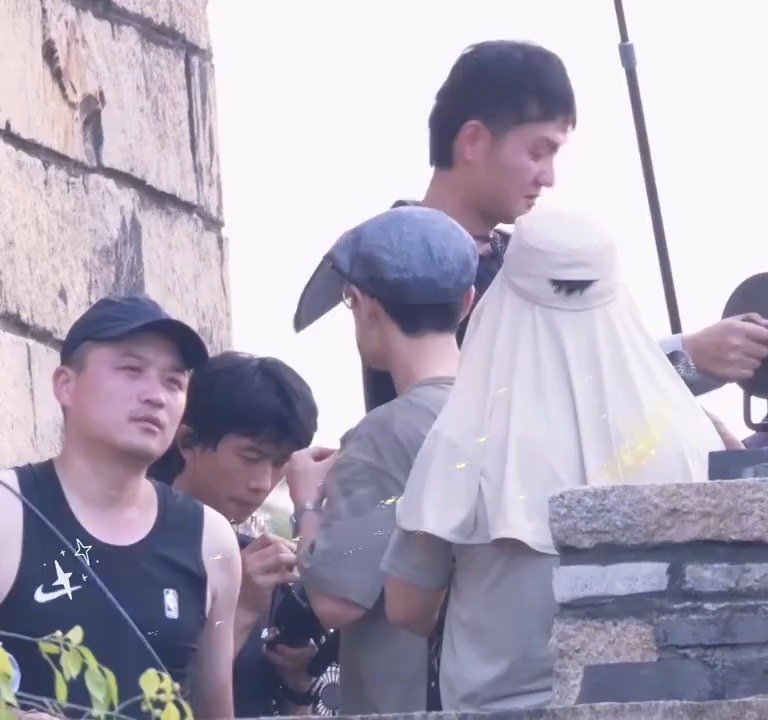 肖战脱了一件里面还有一件肖战脱外套时的浅笑太苏，肖战脱了一件里面还有一件内搭颜