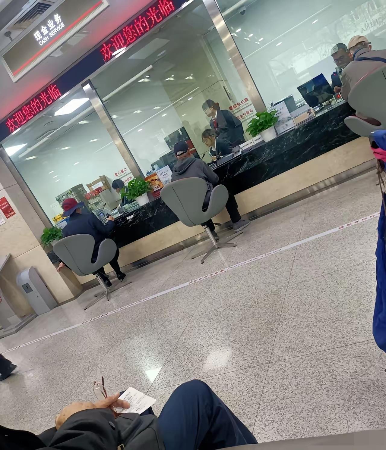 阿姨下午到银行存3500块钱，没看存款单，到家后才看了一眼，发现写金额错了，