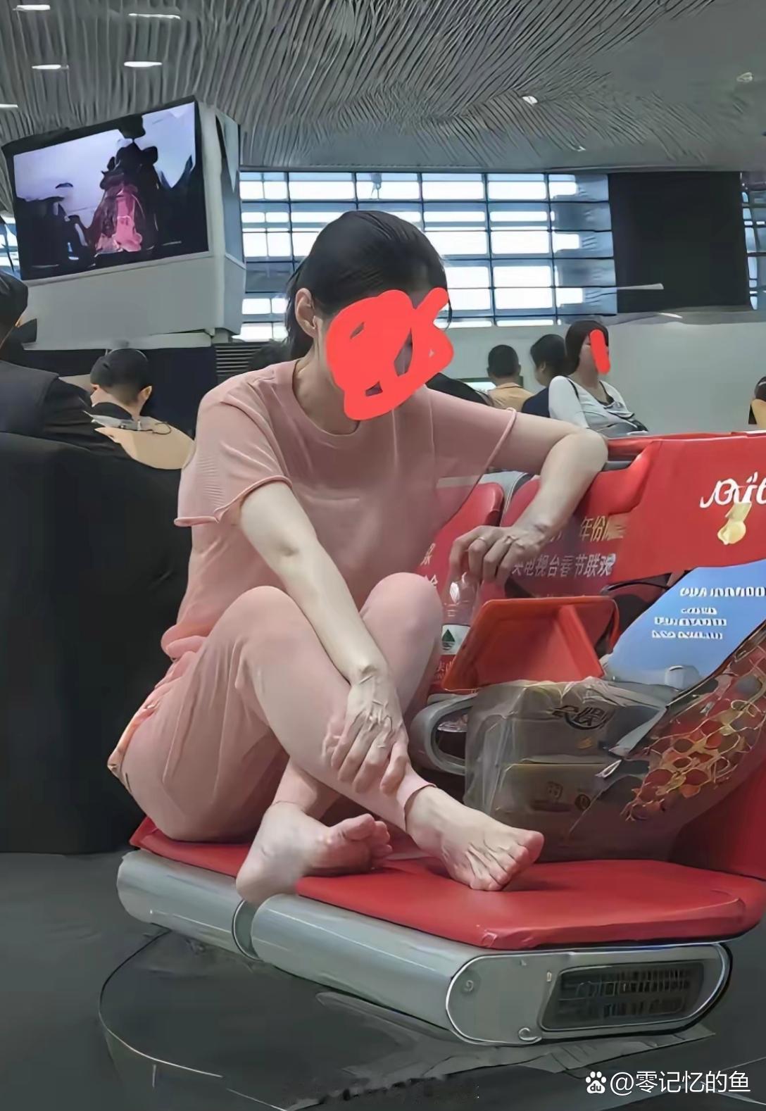 真拿候车大厅当自己家了。