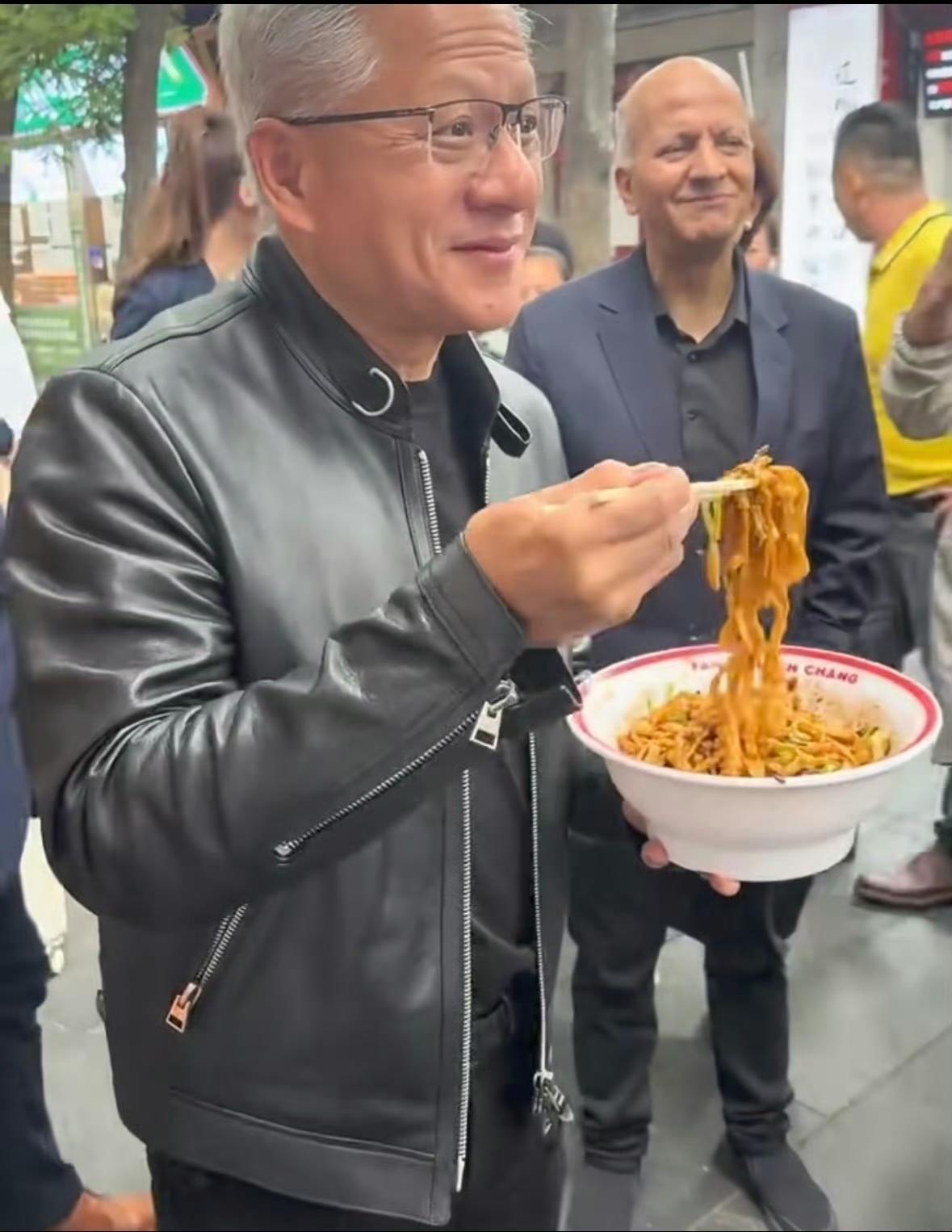 黄仁勋这种人，显卡卖遍全球，身家够买下半条街，结果嘴上馋的还是那口家常货。出