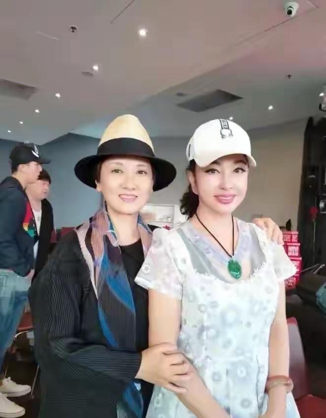 刘晓庆只比邓婕大5岁，二人状态大不同，科技脸和原装脸一眼就懂两人一同框就成为大