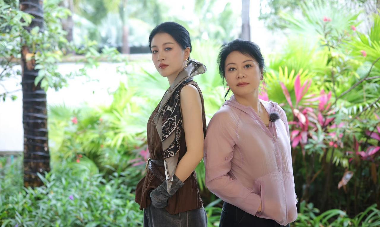 原来李嘉格跟车澈已经离婚了，怪不得车澈会在大街上毫无顾忌的跟别的女生那么亲密。