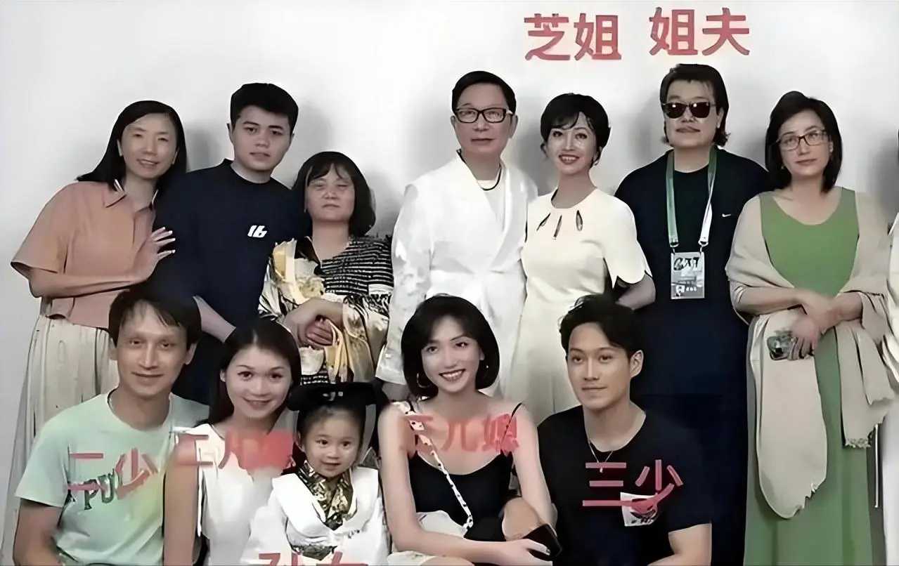 “71岁赵雅芝被儿子啃老，不老女神背后太心酸！”表面看她是优雅“白娘子”，实际却被三个儿子拖垮。大儿