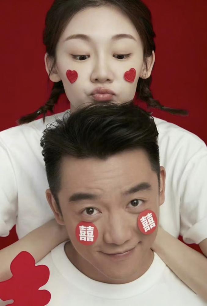 郑恺深情表白苗苗，但综艺里，他俩的恩爱有点“尬”。蒙古包里，主持人让苗苗跳舞