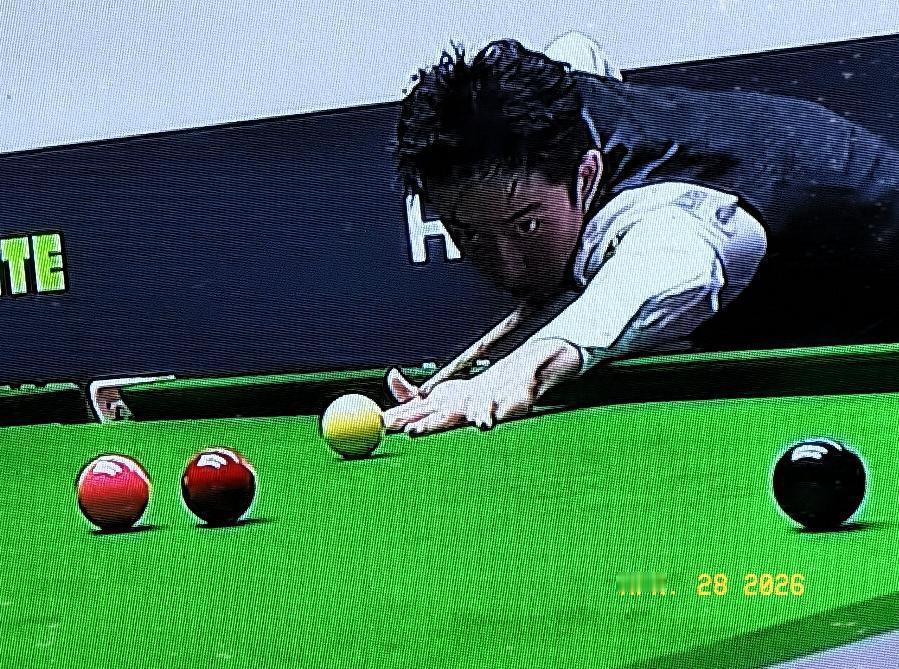 吴宜泽中场休息归来，第5局，先上手进攻单杆打56分，母球走位偏差转防守，防守中瓦
