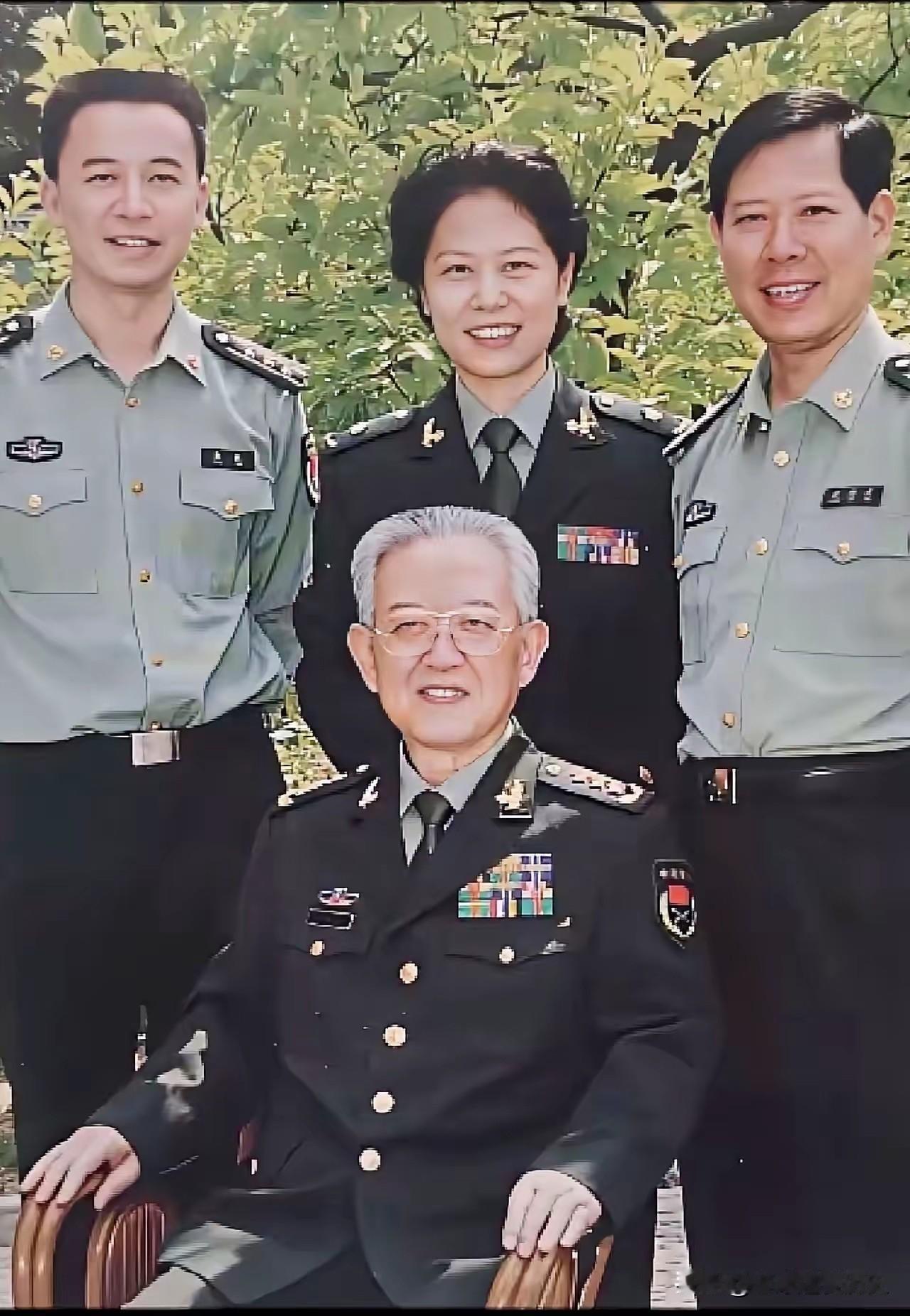 这张拍摄于2009年国庆前夕的军装合影，是于永波上将与三位同为军人的子女珍贵留影