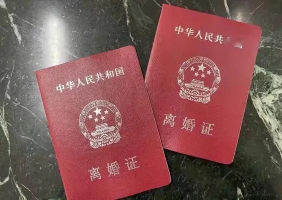 红本本，终于不用再为红本本操碎心了！民政局门口的保安老王最近有点惆怅——自打