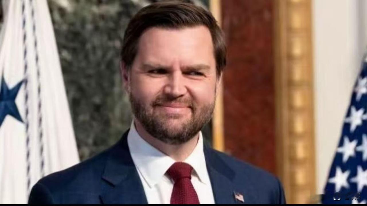 有个事越扒越觉得后脊发凉。大家都盯着特朗普那个老头，其实真正让人后背冒冷汗的