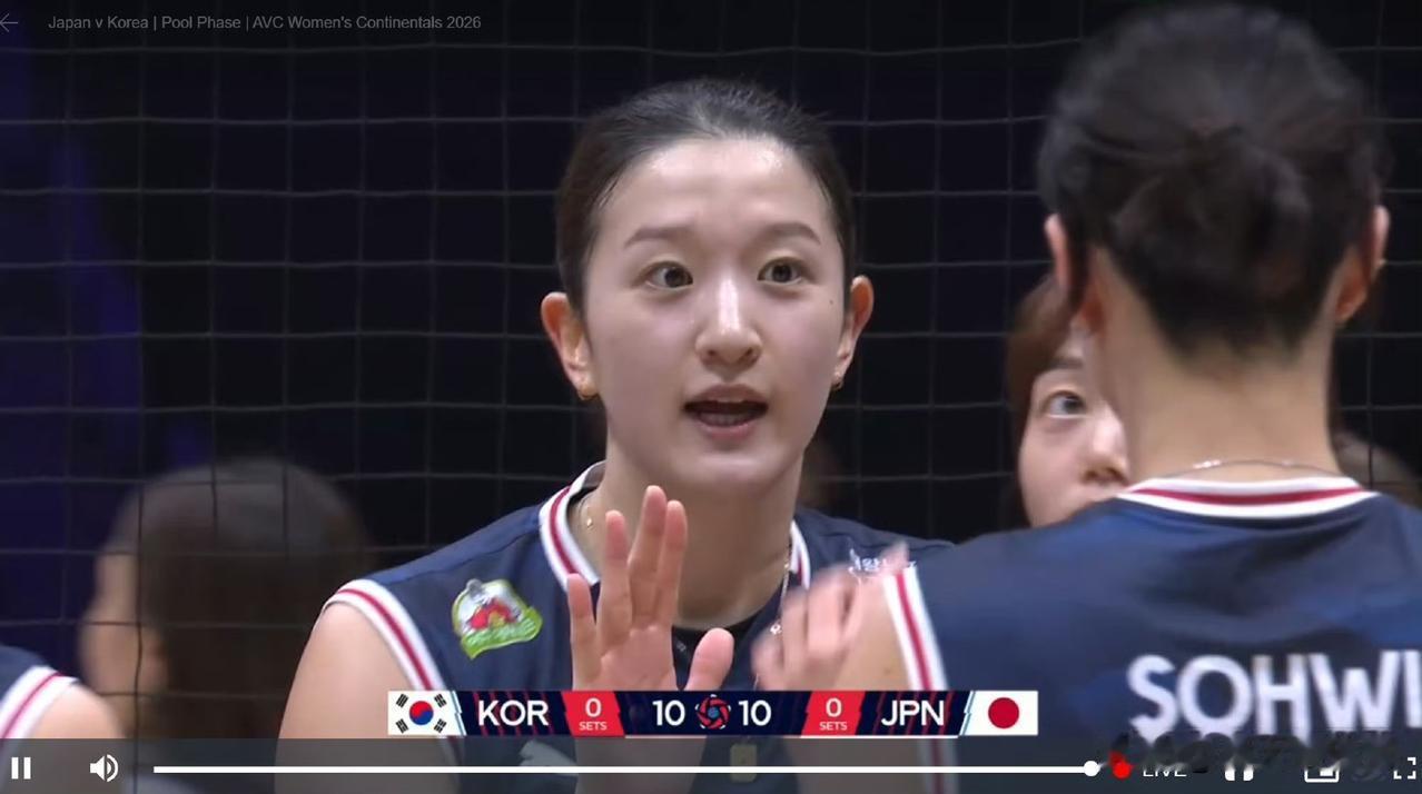韩国女排今天真是拼命跟日本女排死磕了！疯狂起来，还真的不好对付，一传、防守、拦网