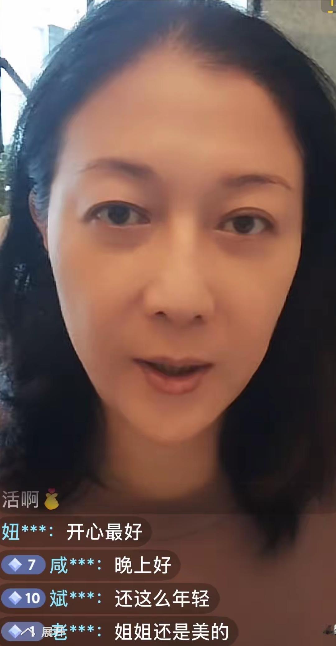吴绮莉在直播间告诉网友，今年母亲节，和她的生日，女儿都发信息，送福语，其实这些都