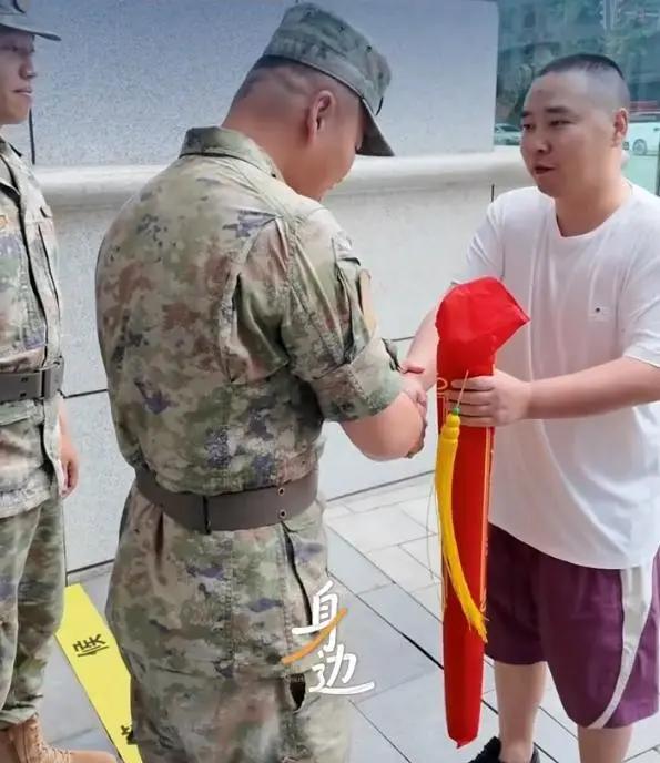5月28日凌晨2时多，成都西部战区空军某部军营门前。执勤哨兵彭福康、副班长詹东岳