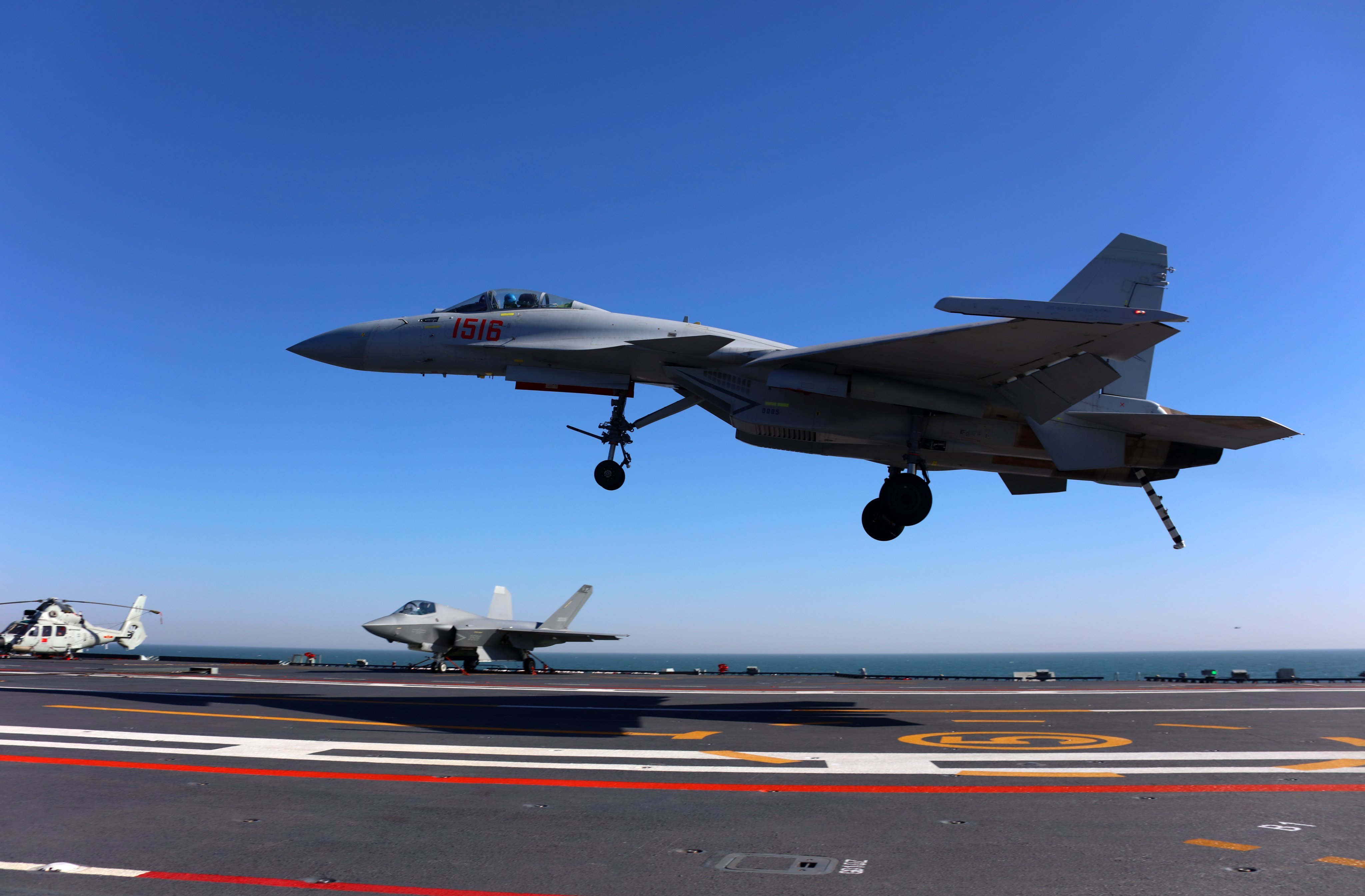 无标大图，歼-15T和KJ-600海军三型舰载机成功在福建舰完成起降训练​​​