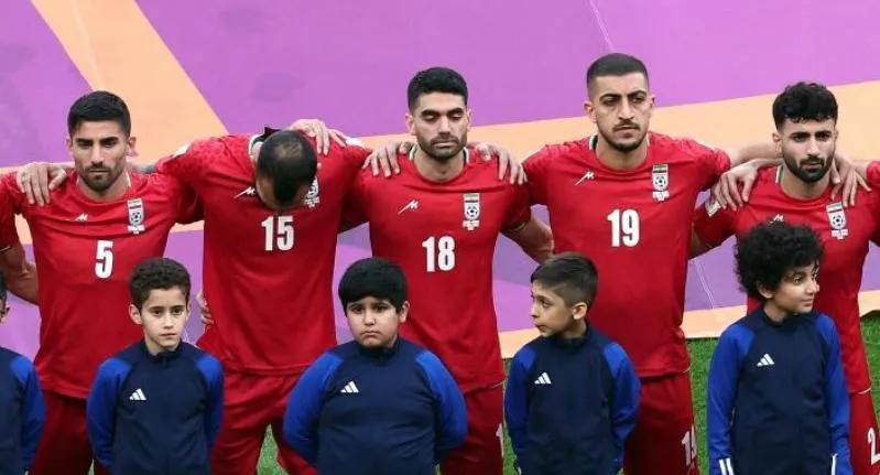 10年以内，伊朗男足可能真到头了。伊朗男足面临双重打击。伊朗青少年男足近期表
