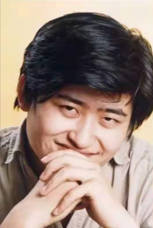 直到现在我才知道，原来刘欢家中没有请保姆，家中琐事皆是他自己亲力亲为。每年他要办一次家宴，有八十多人