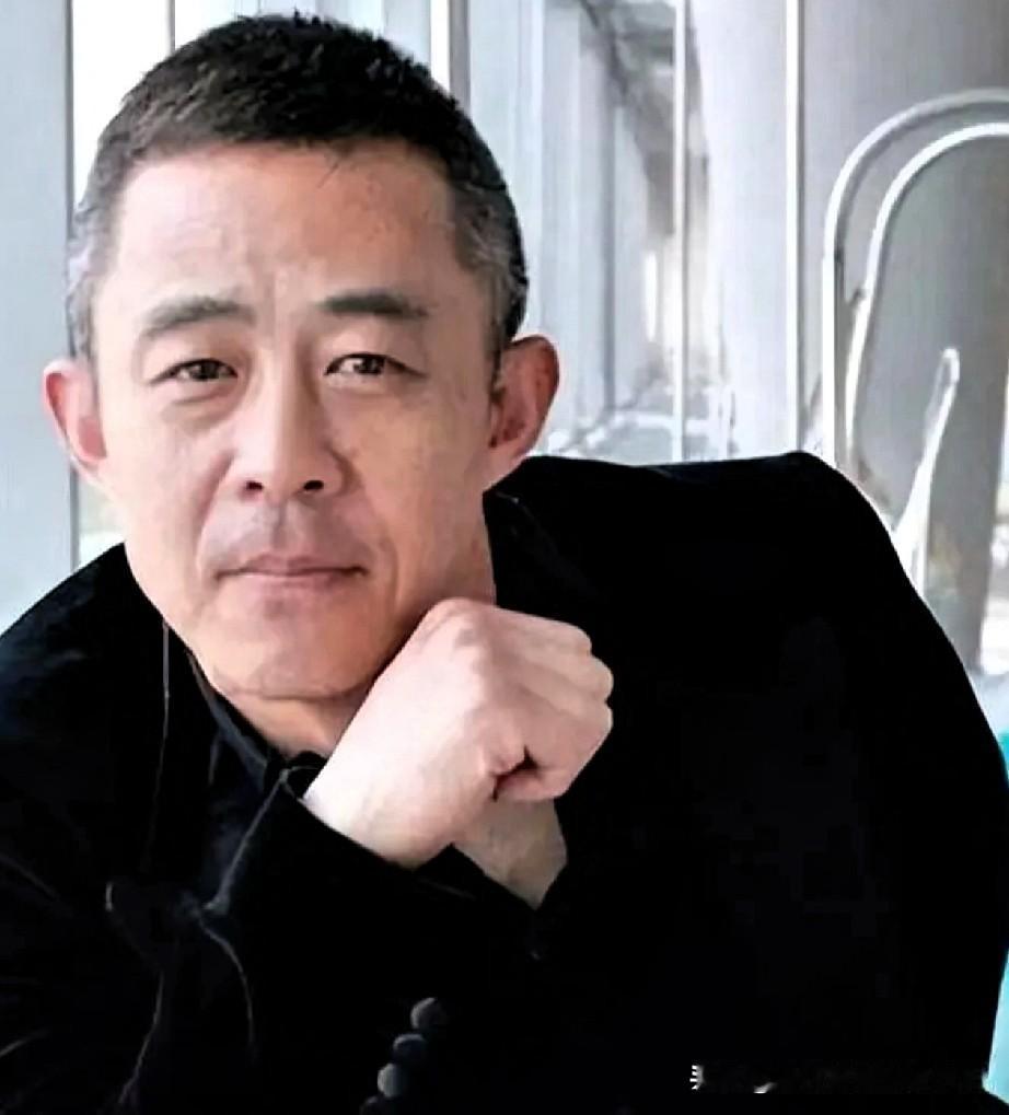 侯勇58岁了，如今和三婚的妻子也有了一个1岁多的儿子了。侯勇的感情生活真的很丰富