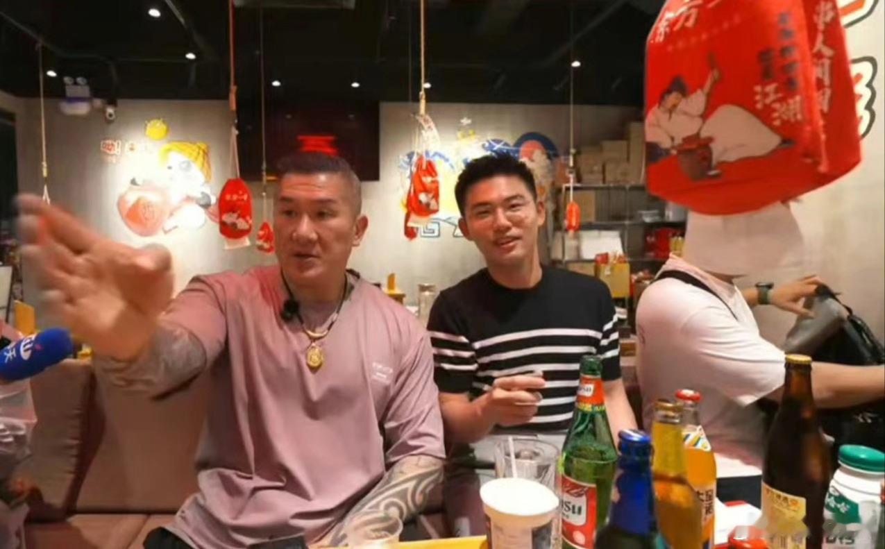 台湾网红陈之汉与王骁在上海见面，王骁赠送陈三件礼物:方便面、榨菜和茶叶蛋。​