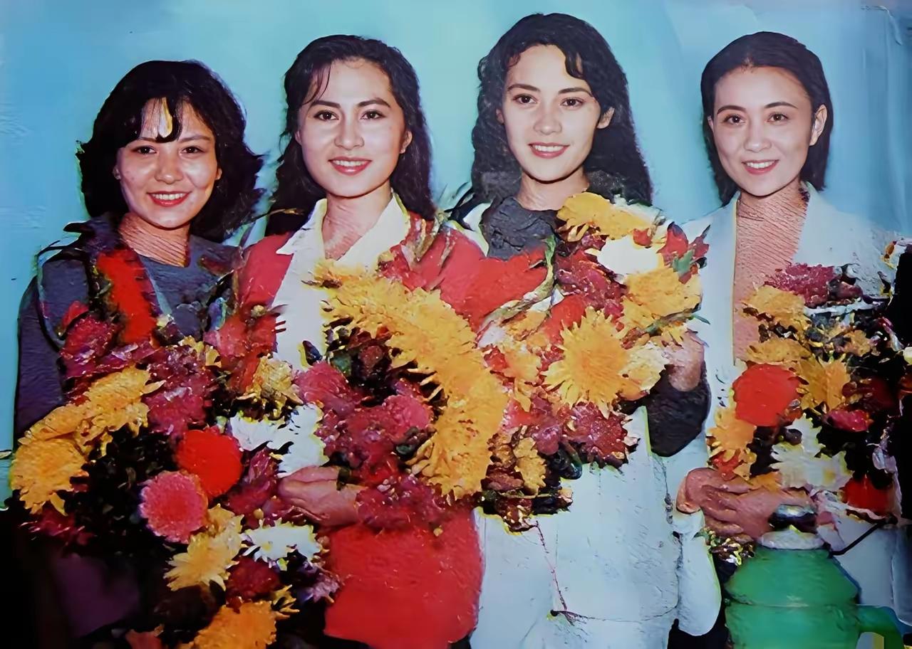 ''四朵金花''手捧鲜花同框：宋晓英身材高挑，青丝如墨，笑靥如花；李羚柳眉杏