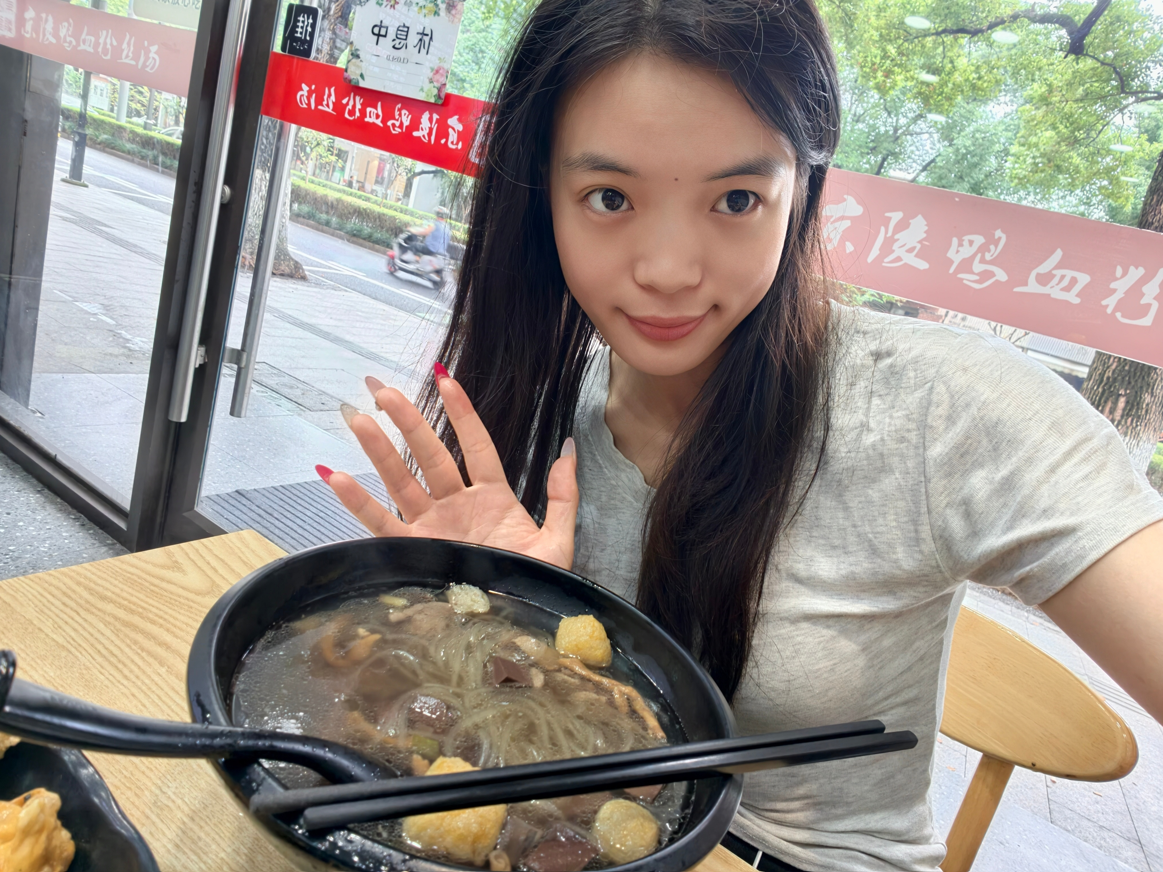 最近老是胃疼，赶紧吃个早饭垫垫肚子。这个金灿灿的煎馄饨，还是头一回见，有没有朋友