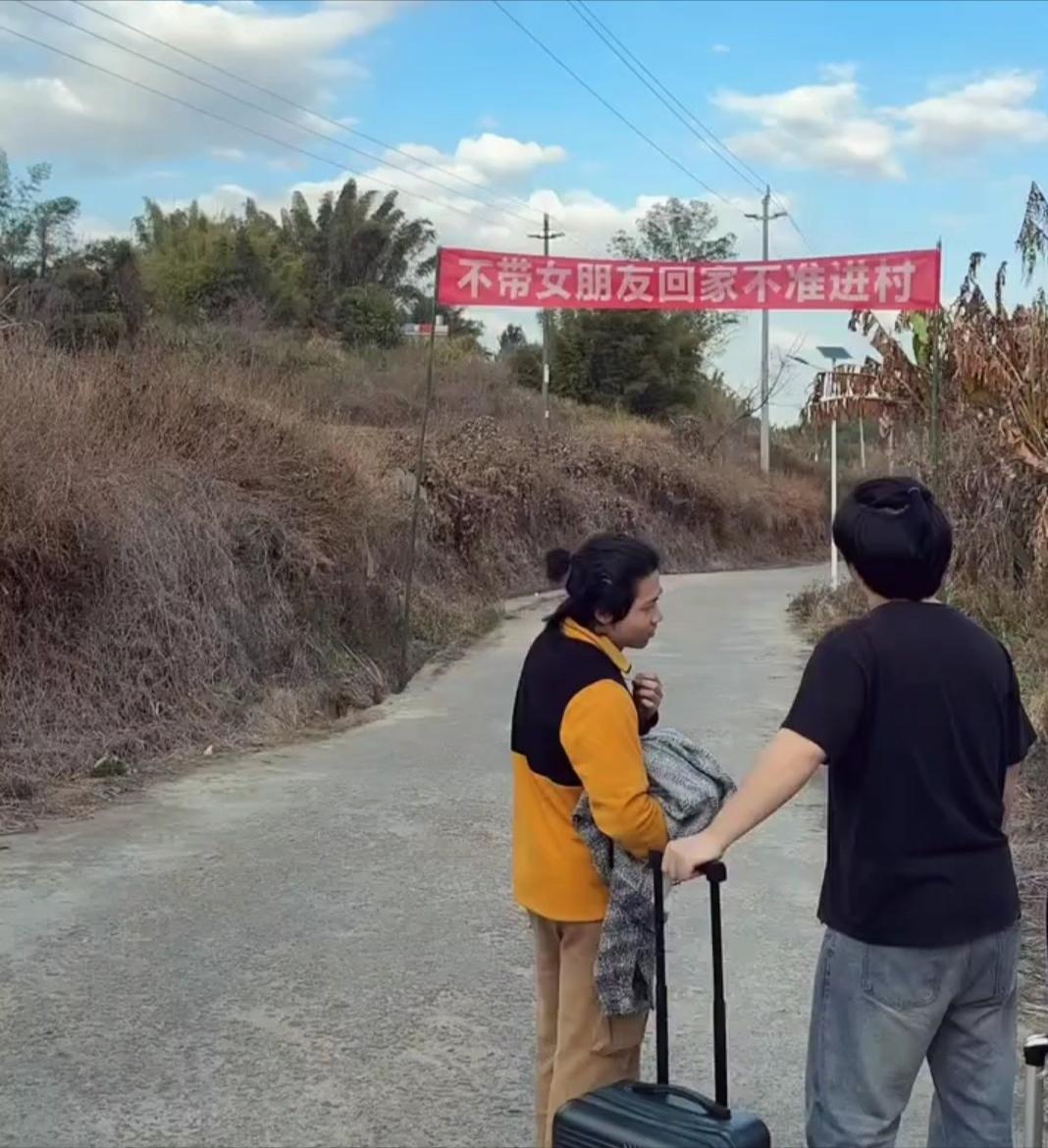 “笑不活了”近日广东发生了一件让人捧腹大笑的事。两名男子从外地回家过年，可刚走到