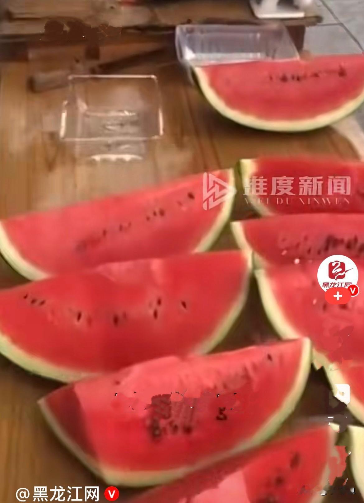 近日，在云南街头，有拍摄者拍到个瓜贩的操作，直接让人后背发凉……她在卖西瓜的