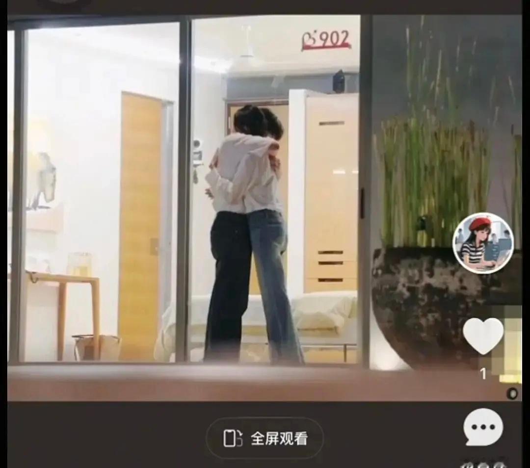 拥抱对比图别人恋人都知道克制下半身你两倒好了心动的信号​​​