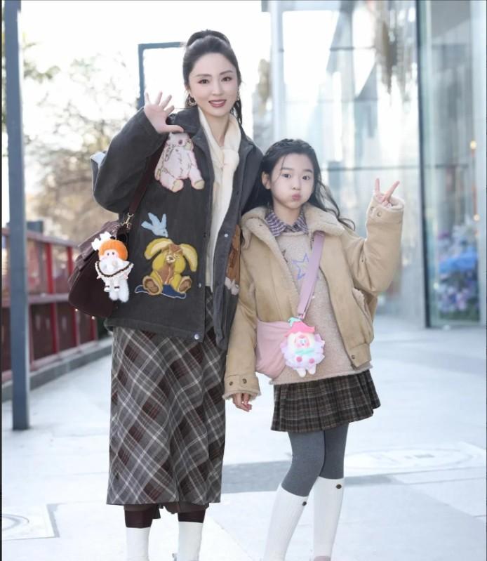 董璇可能已经意识到，小酒窝虽然各方面都很优秀，但总有些“忐忑”的，孩子毕竟还是孩