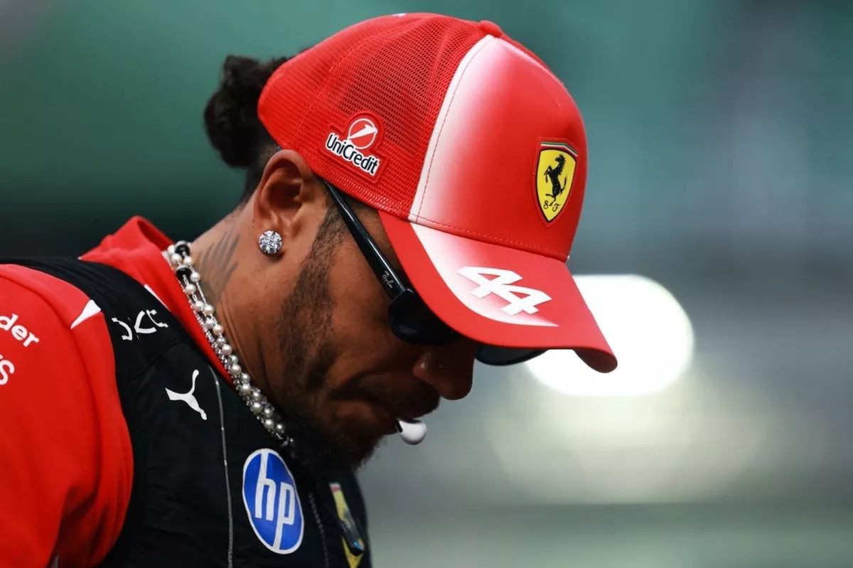F1汉密尔顿在赛后TR中因自己坚持不进站的决定向车队致歉汉密尔顿：“对不起，