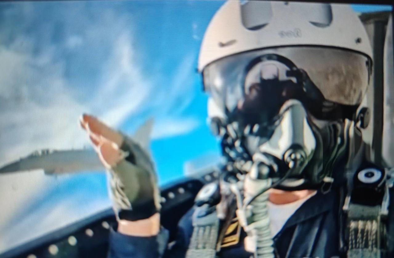 乌兹别克飞行员空中抚摸歼10CE，它的很牛！那位乌兹别克斯坦飞行员在空中抚摸