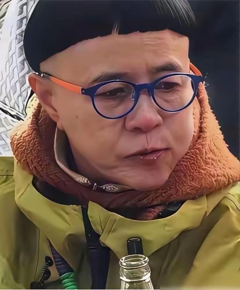 快要步入六十岁的刘纯燕，每个月拿着8900元的退休金，专门买机票跨城理发，三十年