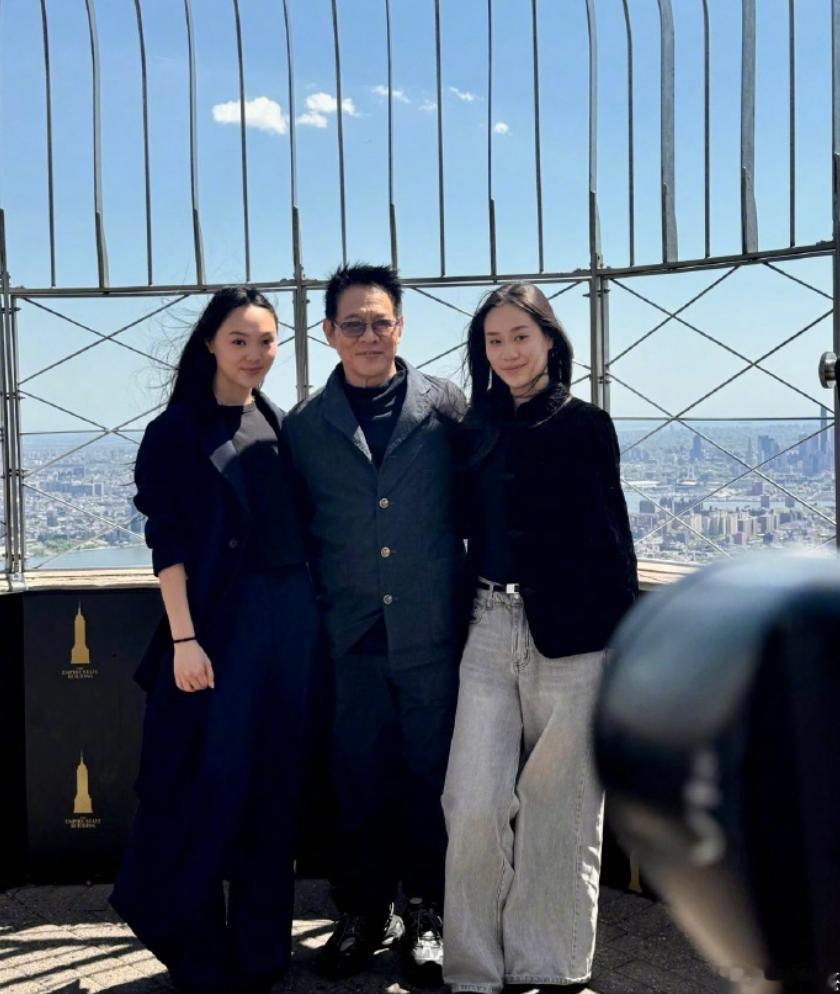 5月11日，李连杰晒出与两位女儿的温馨同框照，还分享了近期受访内容，大方谈及自身