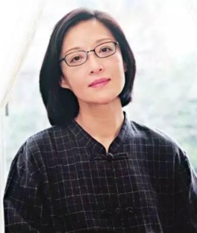 1994年，淡出银幕多年的女明星胡因梦未婚生下女儿。人人都追问：孩子的生父是