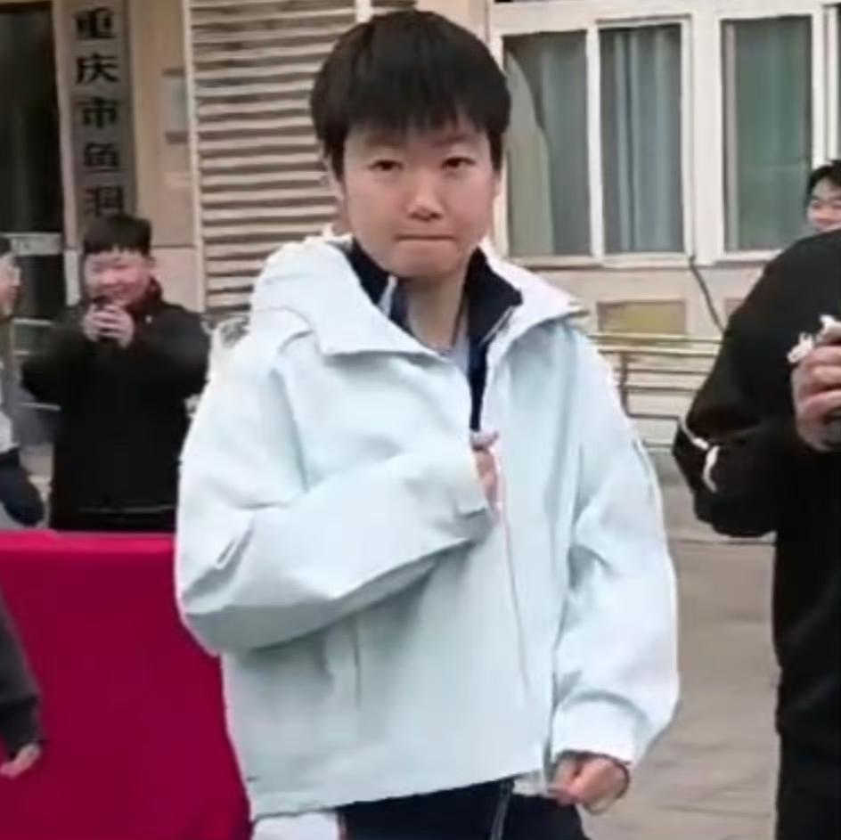 谁还不是个宝宝！孙颖莎重庆校园活动路透，“小学生既视感”萌翻全网国乒小魔王