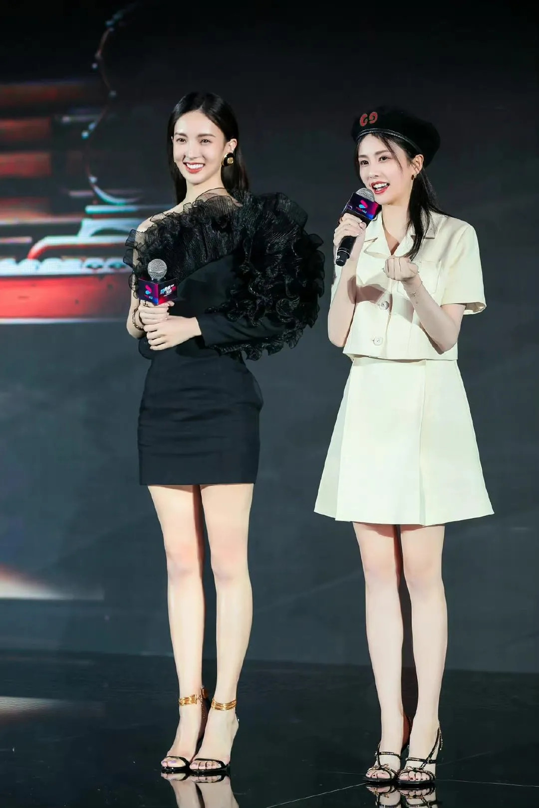 金晨问到白鹿：“反正咱俩同框了，要不要比比谁更美？”白鹿笑着说：“谁都可以比，
