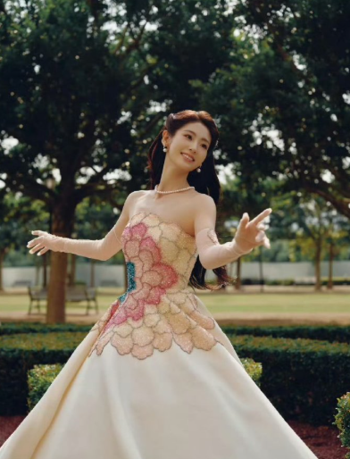 邢菲的礼服巧思太戳人！荷花元素自带纯洁坚贞花语，恰如苏苏内心干净纯粹，把花穿在身