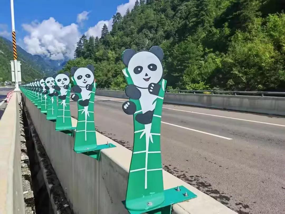 我试了一下，确实眼花...一网友说开了一趟九绵高速，眼睛差点被熊猫闪崩！近日