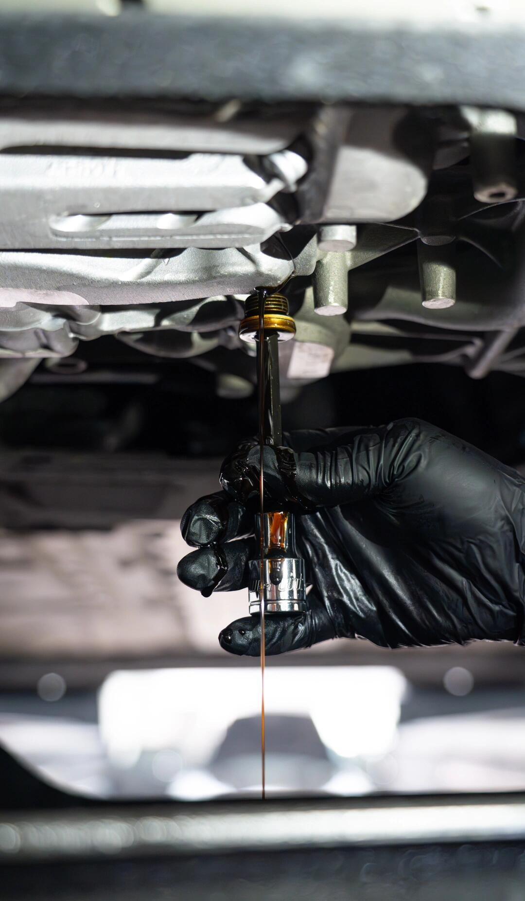 🛠️我现在对店里劝我“早点换机油”这套，基本先打个问号。正常家用车，按6个月