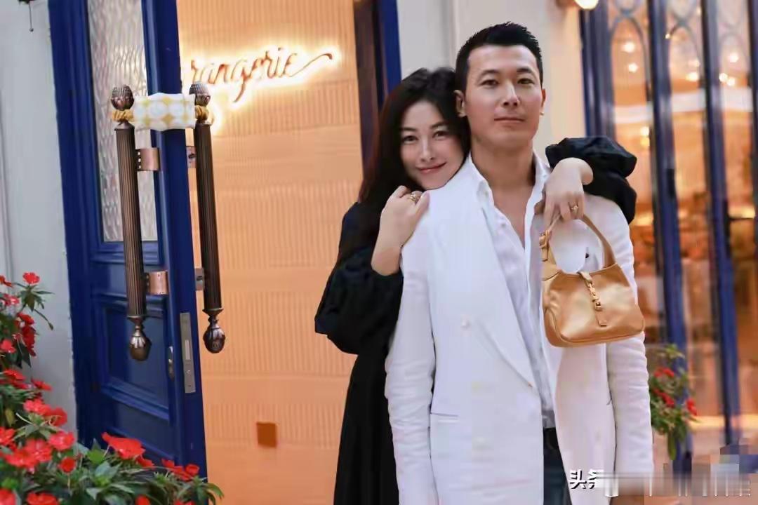 朱珠一家为5岁女儿庆生日，外公外婆罕见出镜，“酒窝”是祖传的​​​