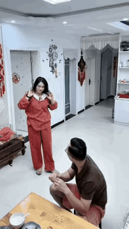 小姐姐：你在想什么以为我不知道吗？