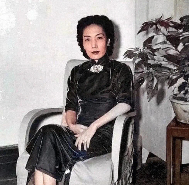 1937年，孟小冬住在闺蜜姚玉兰家里，两人聊到半夜才一同睡去。恍惚中，孟小冬发现