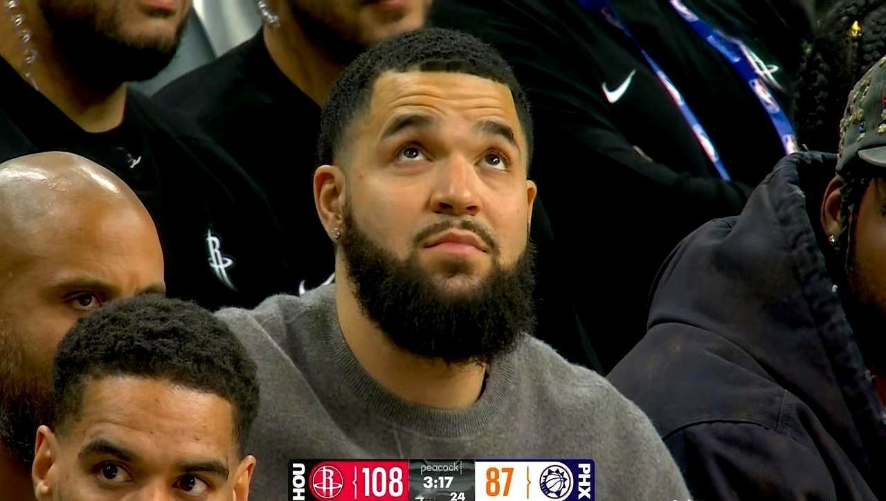 他有些失落的坐在场下火箭客场战太阳，第四节领先21分胜局已定，因伤缺阵的