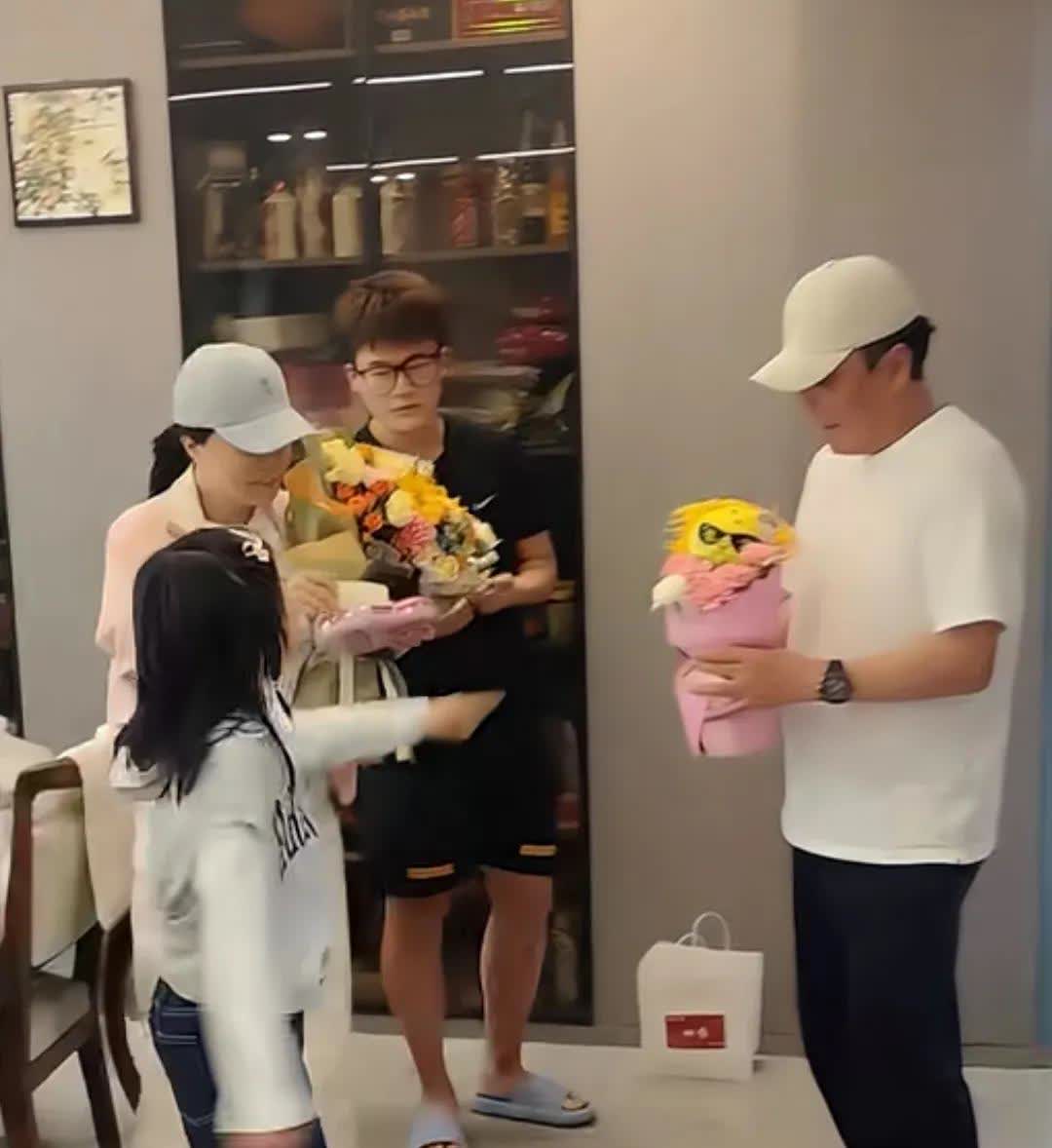 母亲节，王楠一进家门就收到了儿子、女儿送上的母亲节礼物，把王楠高兴得哈哈大笑，王