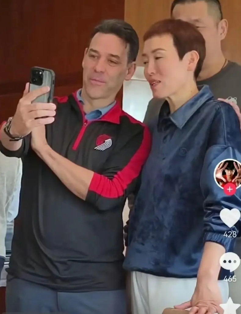 知子莫如母,杨瀚森妈妈要去美国陪伴杨瀚森,并且点赞网友对杨瀚森女友的评价!杨瀚