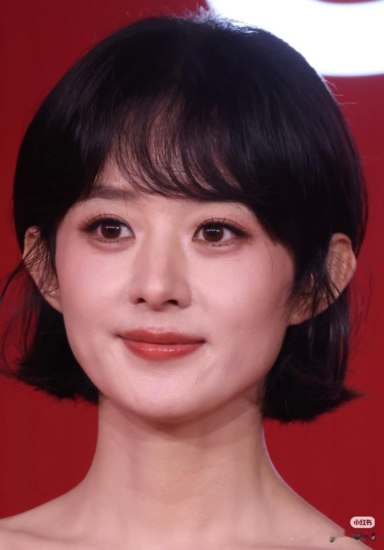 赵丽颖，引发热议。7月15日，赵丽颖参加纪梵希线下活动，短发黑天鹅长裙，黑皮
