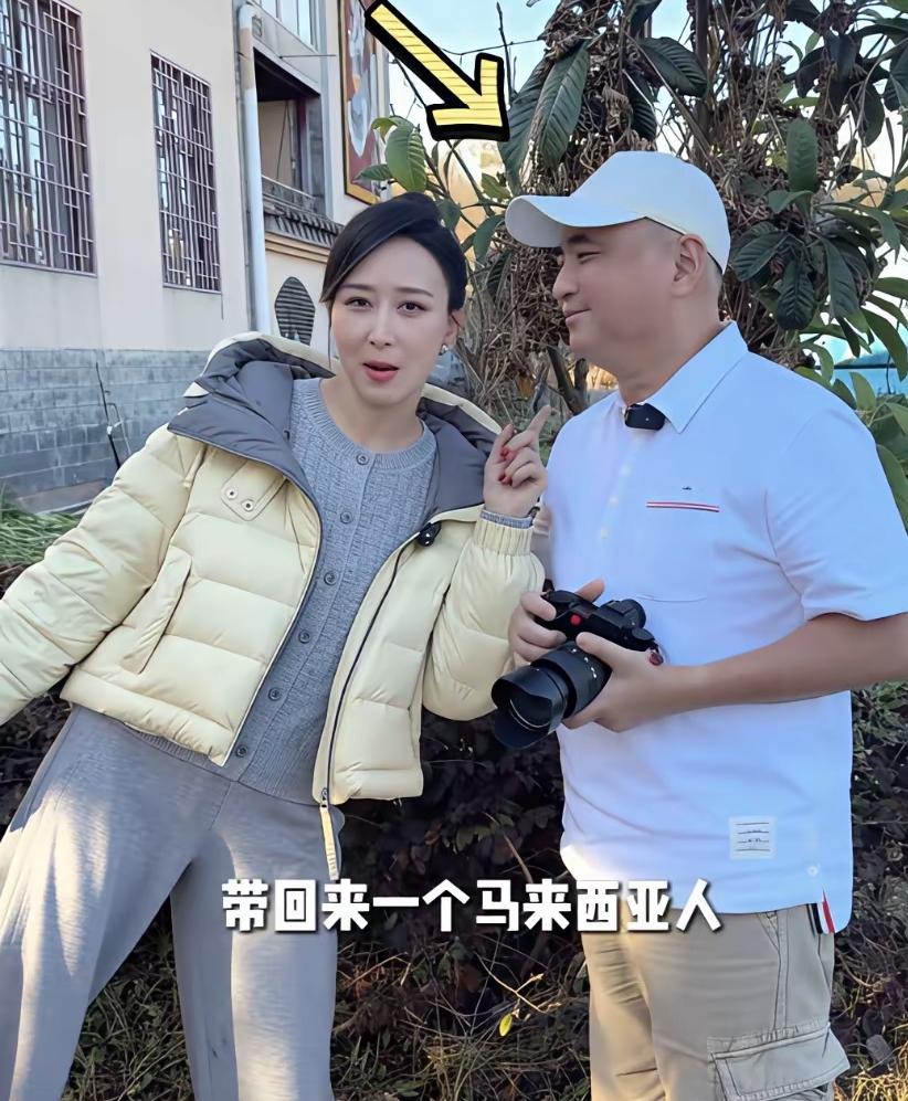 胡静携马来西亚老公回到云南老家过年，特意带对方品尝特色杀猪菜，没想到老公竟从未