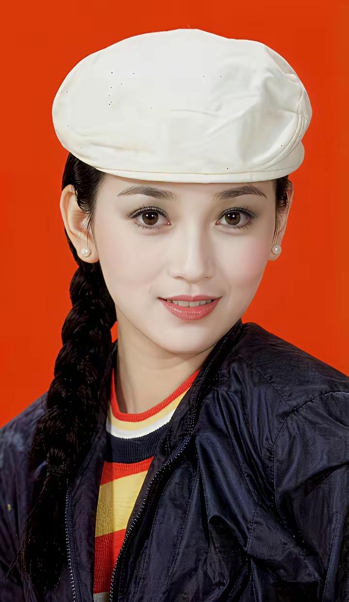香港著名演员赵雅芝年轻时漂亮美丽与众不同，开始是一位空姐，后来转行进了娱乐圈。