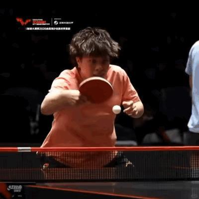 王艺迪没想到：靠头发“火”起来了！大家先看看附图的动态图，大迪在打球过程中，